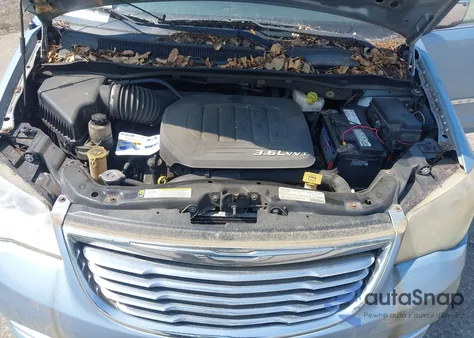 2013 Chrysler Town & Country Limited z USA, uszkodzony, nr VIN 2C4RC1GG2DR515553